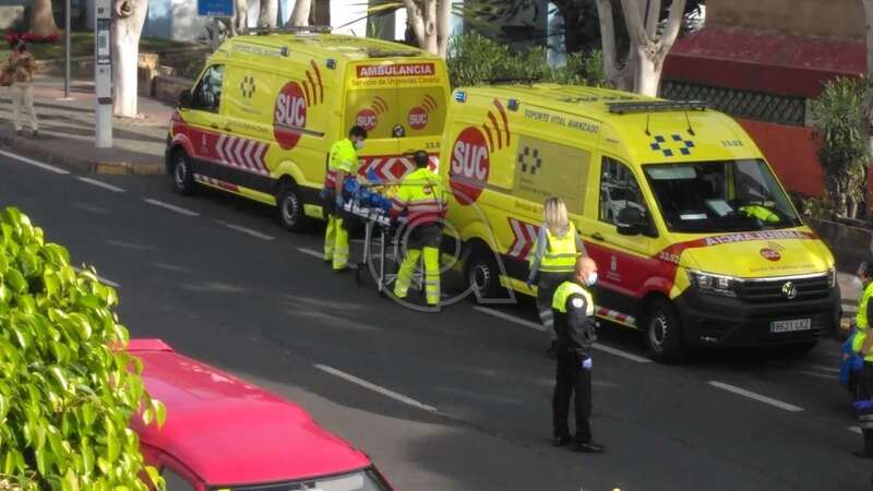 El trabajador es llevado en una camilla a una de las dos ambulancias del SUC que acudieron a cubrir el accidente/TA.